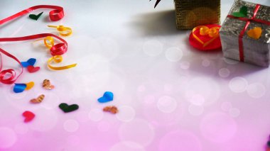 Küçük hediye kutuları renkli bokeh, işaret fişeği arka plan üzerinde renkli kalp şekil şerit.