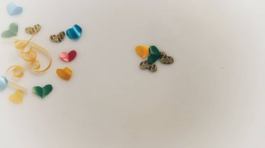 Küçük hediye kutuları renkli bokeh, işaret fişeği arka plan üzerinde renkli kalp şekil şerit.