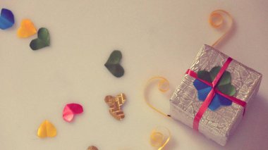 Küçük hediye kutuları renkli bokeh, işaret fişeği arka plan üzerinde renkli kalp şekil şerit.