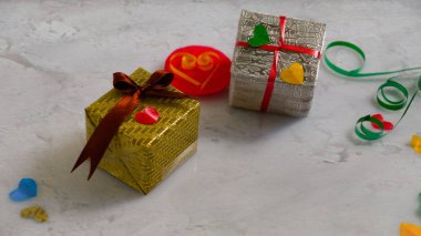 Küçük hediye kutuları renkli bokeh, işaret fişeği arka plan üzerinde renkli kalp şekil şerit.