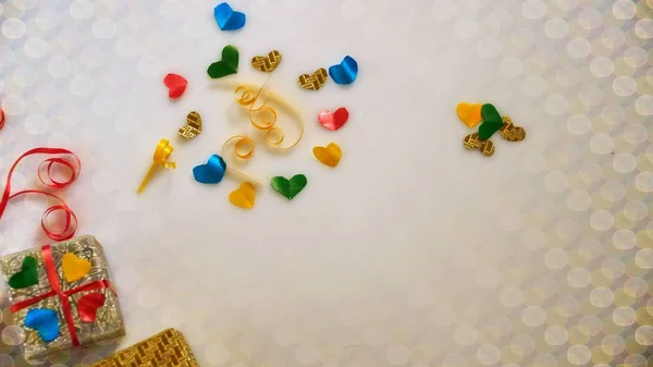 Küçük hediye kutuları renkli bokeh, işaret fişeği arka plan üzerinde renkli kalp şekil şerit.