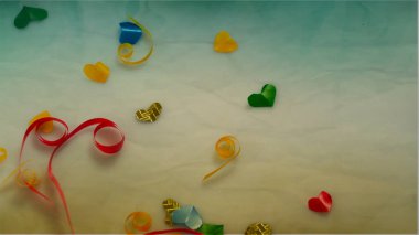 Küçük hediye kutuları renkli bokeh, işaret fişeği arka plan üzerinde renkli kalp şekil şerit.