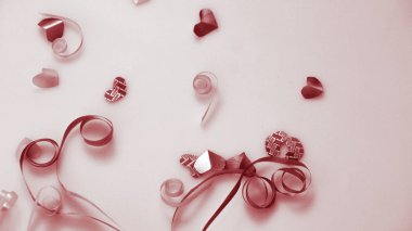 Küçük hediye kutuları renkli bokeh, işaret fişeği arka plan üzerinde renkli kalp şekil şerit.