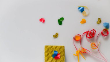 Küçük hediye kutuları renkli bokeh, işaret fişeği arka plan üzerinde renkli kalp şekil şerit.