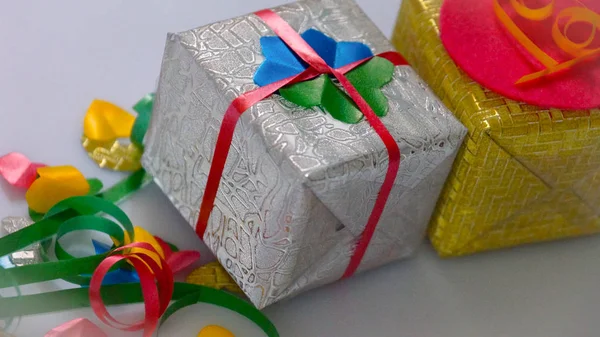 Farbenfrohe Herzförmige Schleife Mit Kleinen Geschenkboxen Auf Buntem Bokeh Fackelhintergrund — Stockfoto