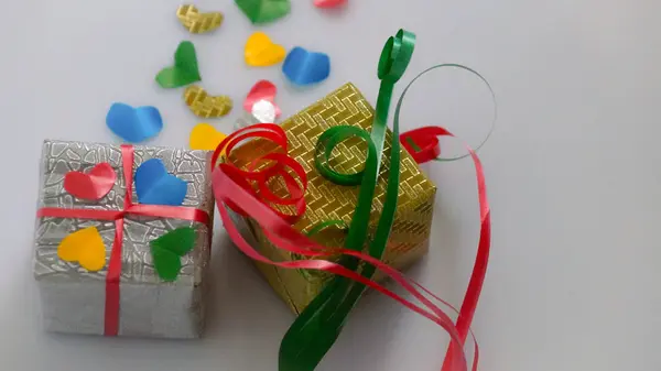 Ruban Forme Coeur Coloré Avec Petites Boîtes Cadeaux Sur Bokeh — Photo