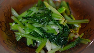 Kızarmış graden sebze mincced sarımsak ile karıştırın