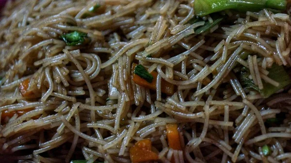 Asya usulü kızarmış erişte, mie goreng veya mee goreng olarak da bilinir, Güneydoğu Asya 'da popüler bir yerel yemektir..