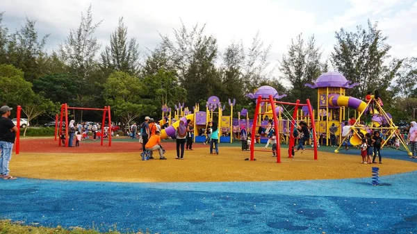 Pessoas Parque Público Tanjung Lipat Este Parque Dos Parques Mais — Fotografia de Stock