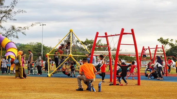 Tanjung Lipat ve bu parkta bir halk parkında insanlar Kota Kinabalu en popüler Park biridir ve Likas bulunan.