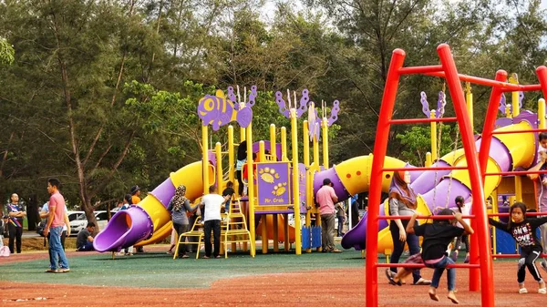 Tanjung Lipat ve bu parkta bir halk parkında insanlar Kota Kinabalu en popüler Park biridir ve Likas bulunan.