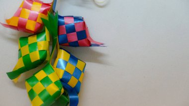 Ketupat şeridini beyaz arka plan/Origin Ketupat-geleneksel bir pirinç yaprak sarılmış ve Hari Raya döneminde tüketmek için. (seçici odaklama ve yumuşak odaklama).