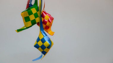 Ketupat şeridini beyaz arka plan/Origin Ketupat-geleneksel bir pirinç yaprak sarılmış ve Hari Raya döneminde tüketmek için. (seçici odaklama ve yumuşak odaklama).