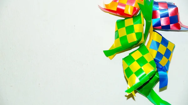 白い背景の Ketupat リボン Ketupat の起源 葉で包まれ ハリラヤの期間で消費される伝統的な米 選択的フォーカスとソフトフォーカス — ストック写真