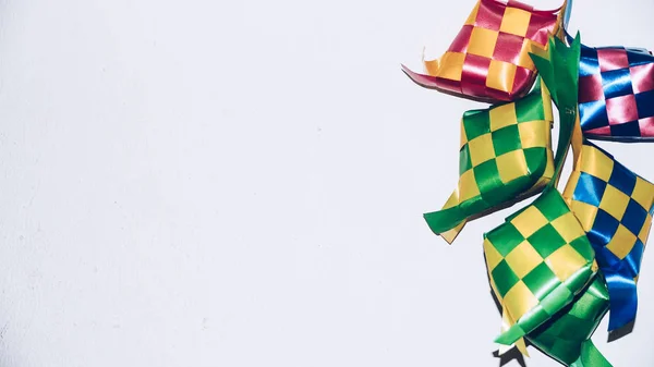 Ketupat şeridini beyaz arka plan/Origin Ketupat-geleneksel bir pirinç yaprak sarılmış ve Hari Raya döneminde tüketmek için. (seçici odaklama ve yumuşak odaklama).