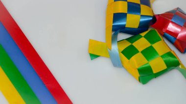 Ketupat şeridini beyaz arka plan/Origin Ketupat-geleneksel bir pirinç yaprak sarılmış ve Hari Raya döneminde tüketmek için. (seçici odaklama ve yumuşak odaklama).