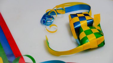 Ketupat şeridini beyaz arka plan/Origin Ketupat-geleneksel bir pirinç yaprak sarılmış ve Hari Raya döneminde tüketmek için. (seçici odaklama ve yumuşak odaklama).