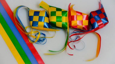 Ketupat şeridini beyaz arka plan/Origin Ketupat-geleneksel bir pirinç yaprak sarılmış ve Hari Raya döneminde tüketmek için. (seçici odaklama ve yumuşak odaklama).