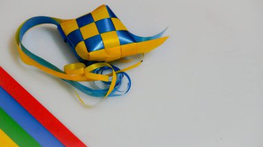 Ketupat şeridini beyaz arka plan/Origin Ketupat-geleneksel bir pirinç yaprak sarılmış ve Hari Raya döneminde tüketmek için. (seçici odaklama ve yumuşak odaklama).