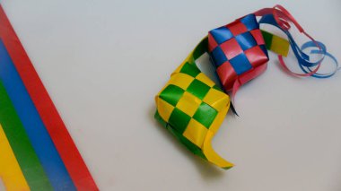 Ketupat şeridini beyaz arka plan/Origin Ketupat-geleneksel bir pirinç yaprak sarılmış ve Hari Raya döneminde tüketmek için. (seçici odaklama ve yumuşak odaklama).