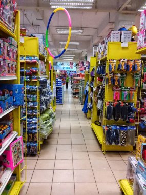 Kota Kinabalu alışveriş merkezinde günlük ihtiyaçlarını arayan meşgul müşteri ile iç görünüm.