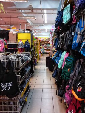 Kota Kinabalu alışveriş merkezinde günlük ihtiyaçlarını arayan meşgul müşteri ile iç görünüm.