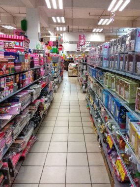 Kota Kinabalu alışveriş merkezinde günlük ihtiyaçlarını arayan meşgul müşteri ile iç görünüm.