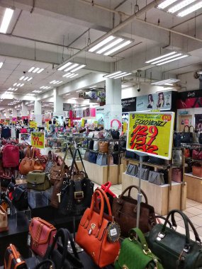 Kota Kinabalu alışveriş merkezinde günlük ihtiyaçlarını arayan meşgul müşteri ile iç görünüm.