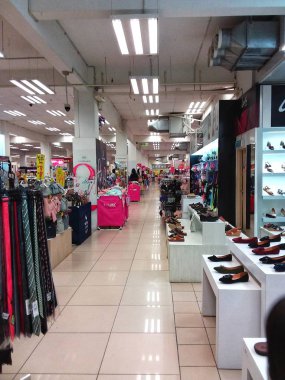 Kota Kinabalu alışveriş merkezinde günlük ihtiyaçlarını arayan meşgul müşteri ile iç görünüm.
