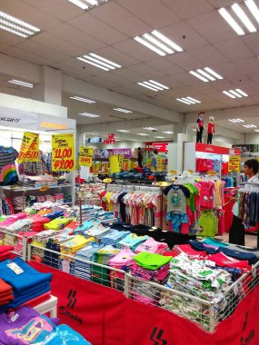 Kota Kinabalu alışveriş merkezinde günlük ihtiyaçlarını arayan meşgul müşteri ile iç görünüm.