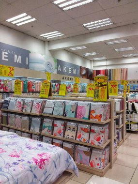 Kota Kinabalu alışveriş merkezinde günlük ihtiyaçlarını arayan meşgul müşteri ile iç görünüm.