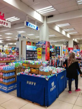 Kota Kinabalu alışveriş merkezinde günlük ihtiyaçlarını arayan meşgul müşteri ile iç görünüm.