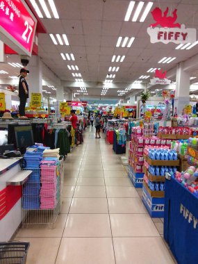 Kota Kinabalu alışveriş merkezinde günlük ihtiyaçlarını arayan meşgul müşteri ile iç görünüm.