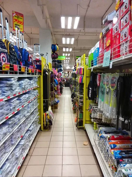 Kota Kinabalu alışveriş merkezinde günlük ihtiyaçlarını arayan meşgul müşteri ile iç görünüm.