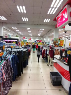 Kota Kinabalu alışveriş merkezinde günlük ihtiyaçlarını arayan meşgul müşteri ile iç görünüm.