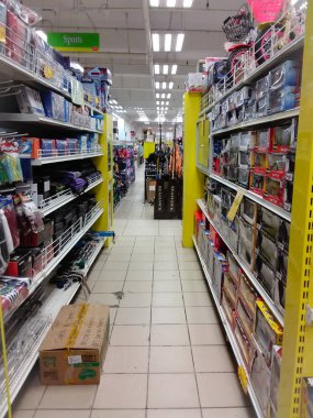 Kota Kinabalu alışveriş merkezinde günlük ihtiyaçlarını arayan meşgul müşteri ile iç görünüm.