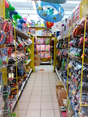 Kota Kinabalu alışveriş merkezinde günlük ihtiyaçlarını arayan meşgul müşteri ile iç görünüm.