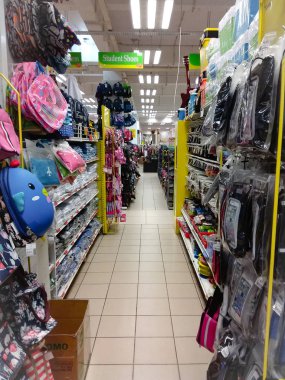 Kota Kinabalu alışveriş merkezinde günlük ihtiyaçlarını arayan meşgul müşteri ile iç görünüm.