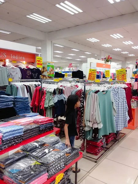 Interior View Met Drukke Klant Zoek Naar Hun Dagelijkse Behoeften — Stockfoto