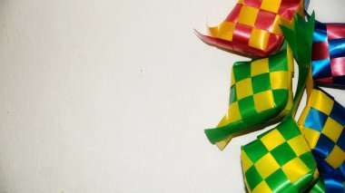 Ketupat şeridini beyaz arka plan/Origin Ketupat-geleneksel bir pirinç yaprak sarılmış ve Hari Raya döneminde tüketmek için. (seçici odaklama ve yumuşak odaklama).