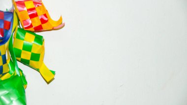 Ketupat şeridini beyaz arka plan/Origin Ketupat-geleneksel bir pirinç yaprak sarılmış ve Hari Raya döneminde tüketmek için. (seçici odaklama ve yumuşak odaklama).