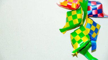 Ketupat şeridini beyaz arka plan/Origin Ketupat-geleneksel bir pirinç yaprak sarılmış ve Hari Raya döneminde tüketmek için. (seçici odaklama ve yumuşak odaklama).