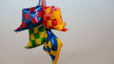 Ketupat şeridini beyaz arka plan/Origin Ketupat-geleneksel bir pirinç yaprak sarılmış ve Hari Raya döneminde tüketmek için. (seçici odaklama ve yumuşak odaklama).