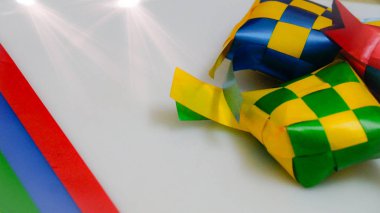 Ketupat şeridini beyaz arka plan/Origin Ketupat-geleneksel bir pirinç yaprak sarılmış ve Hari Raya döneminde tüketmek için. (seçici odaklama ve yumuşak odaklama).