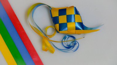 Ketupat şeridini beyaz arka plan/Origin Ketupat-geleneksel bir pirinç yaprak sarılmış ve Hari Raya döneminde tüketmek için. (seçici odaklama ve yumuşak odaklama).