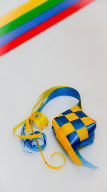 Ketupat şeridini beyaz arka plan/Origin Ketupat-geleneksel bir pirinç yaprak sarılmış ve Hari Raya döneminde tüketmek için. (seçici odaklama ve yumuşak odaklama).