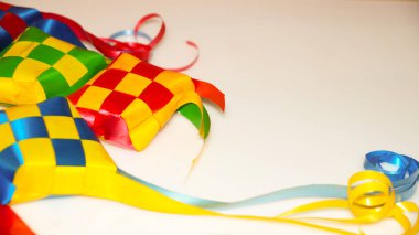 Ketupat şeridini beyaz arka plan/Origin Ketupat-geleneksel bir pirinç yaprak sarılmış ve Hari Raya döneminde tüketmek için. (seçici odaklama ve yumuşak odaklama).