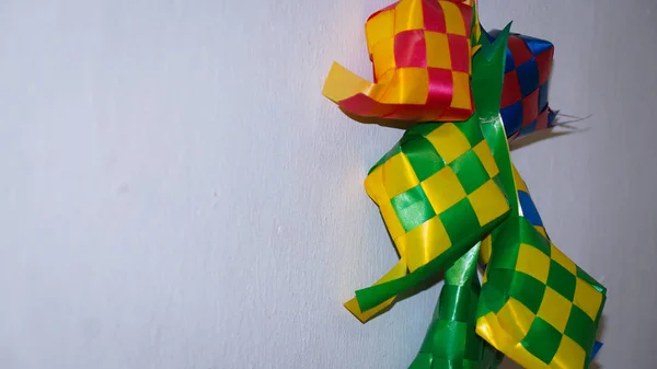 Ketupat şeridini beyaz arka plan/Origin Ketupat-geleneksel bir pirinç yaprak sarılmış ve Hari Raya döneminde tüketmek için. (seçici odaklama ve yumuşak odaklama).