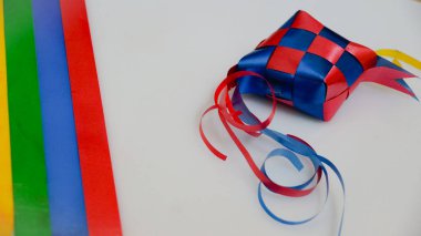 Ketupat şeridini beyaz arka plan/Origin Ketupat-geleneksel bir pirinç yaprak sarılmış ve Hari Raya döneminde tüketmek için. (seçici odaklama ve yumuşak odaklama).