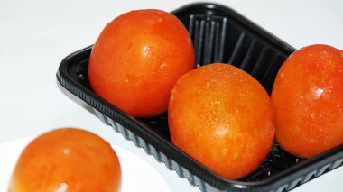 Kırmızı taze domates sebze ve maydanoz yaprakları beyaz arka plan üzerinde izole.